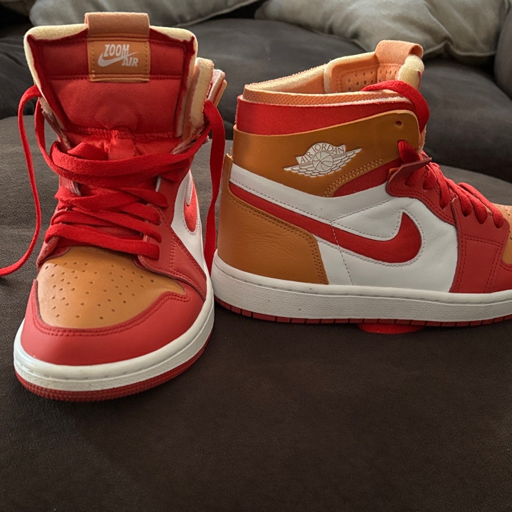 Nike youth Red and Tan High - JORDAN 1 - Picture 4 of 4